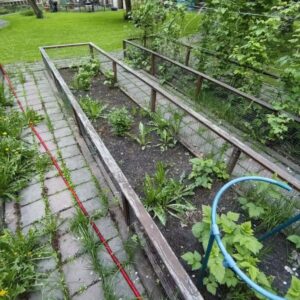 прополка клумб и рыхление почвы