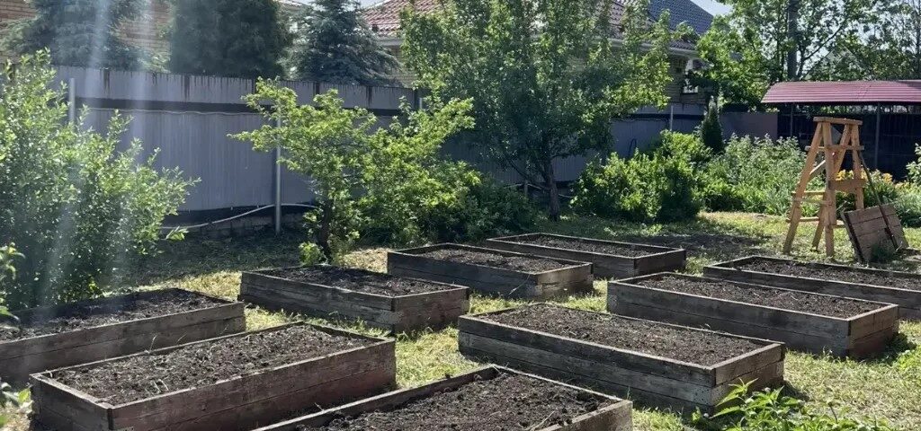 прополка грядок, покос травы